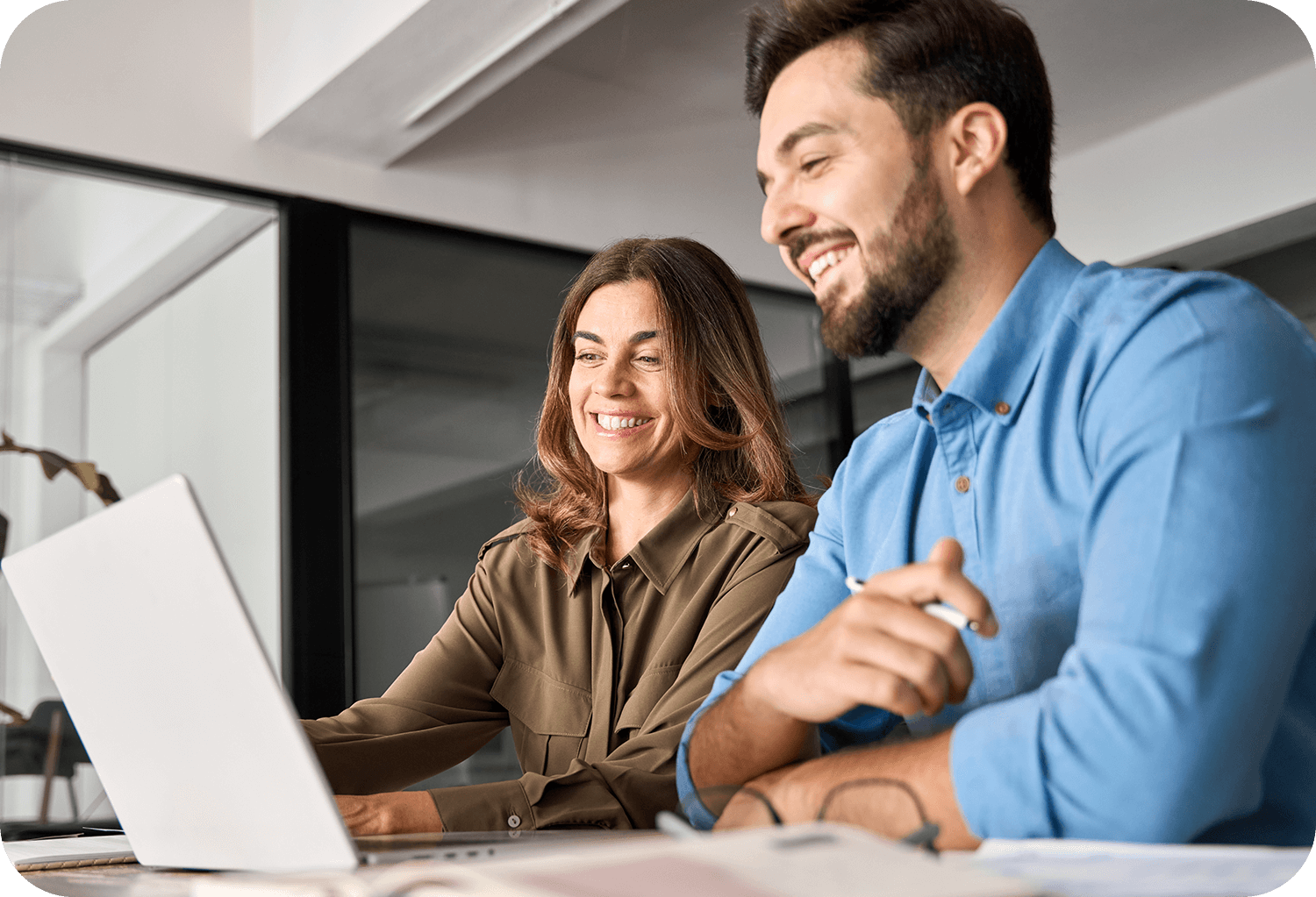 business-people-talking-using-laptop-computer (1)